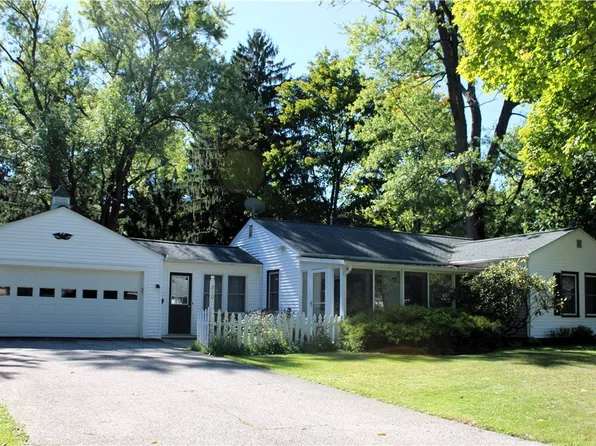 210 Downing Dr, Chardon, OH 44024