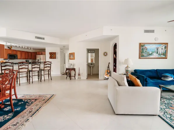 8390 SW 72nd Ave APT 707, Miami, FL 33143