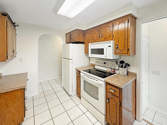 3rd image of 409 Baker Ave