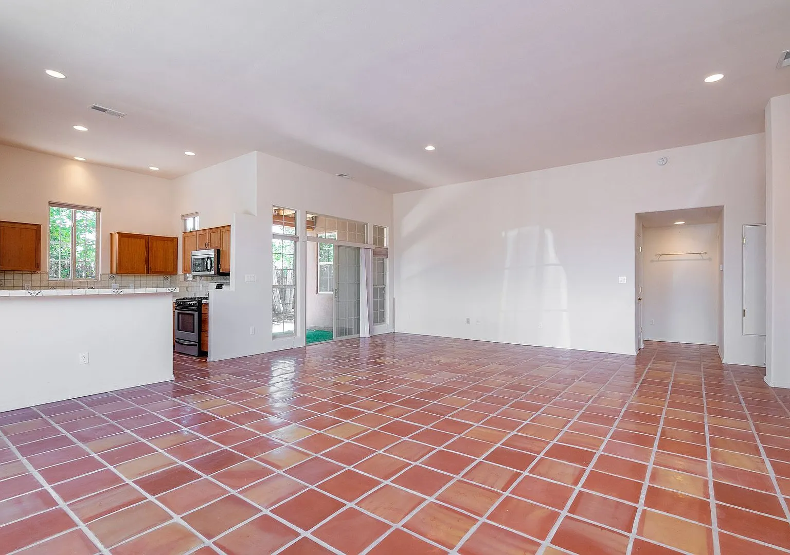 Single Level 3 Bedroom 2.5 Bath home in Desirable neighborhood Available Now! — Photo 4
