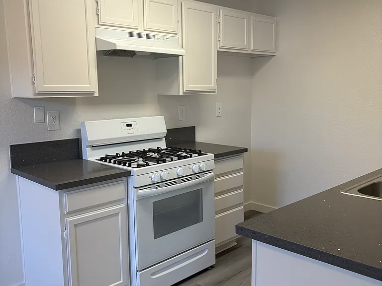 1319 Peckham St #19 — Photo 7