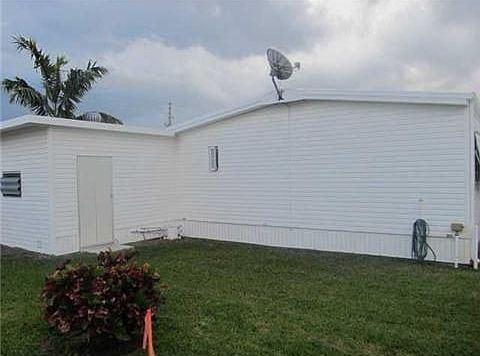 3rd image of 2125 SW 52nd St