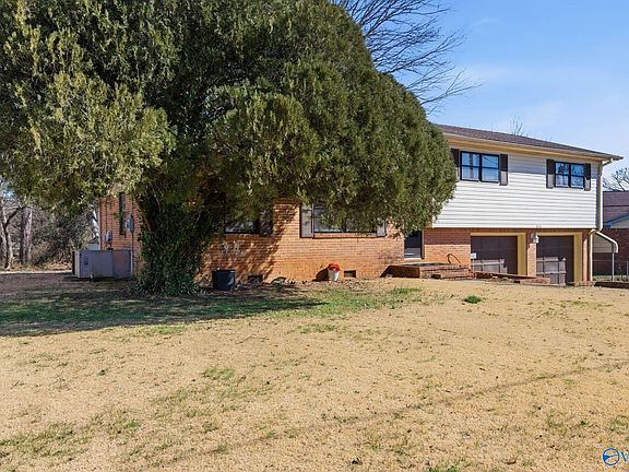 3rd image of 3116 Forsythe Dr NW