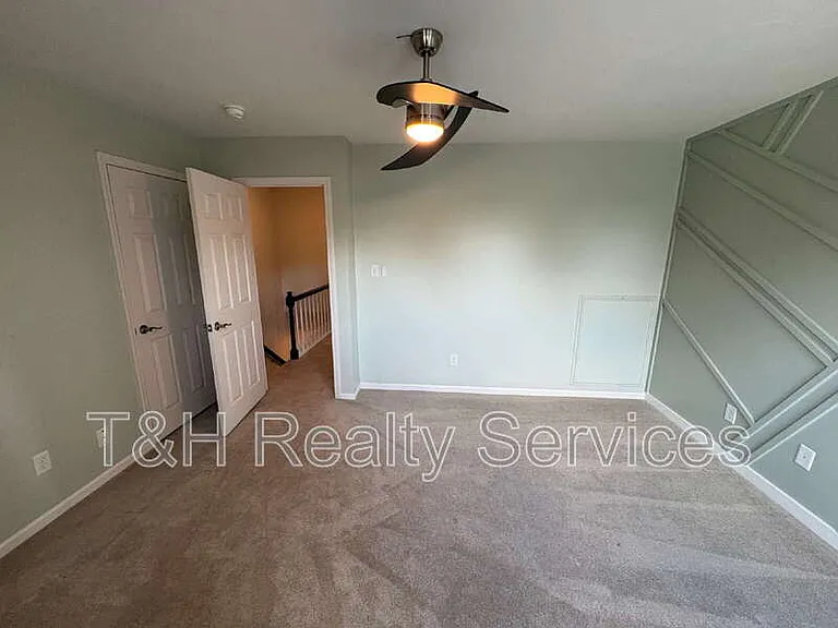 516 Lockerbie Cir N — Photo 13