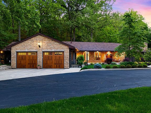4th image of 1833 Hanley Rd