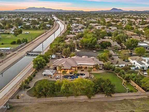 3rd image of 1131 E DESERT Court
