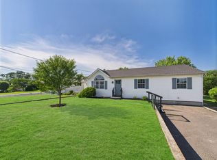 45 Willow St, Riverhead, NY 11901