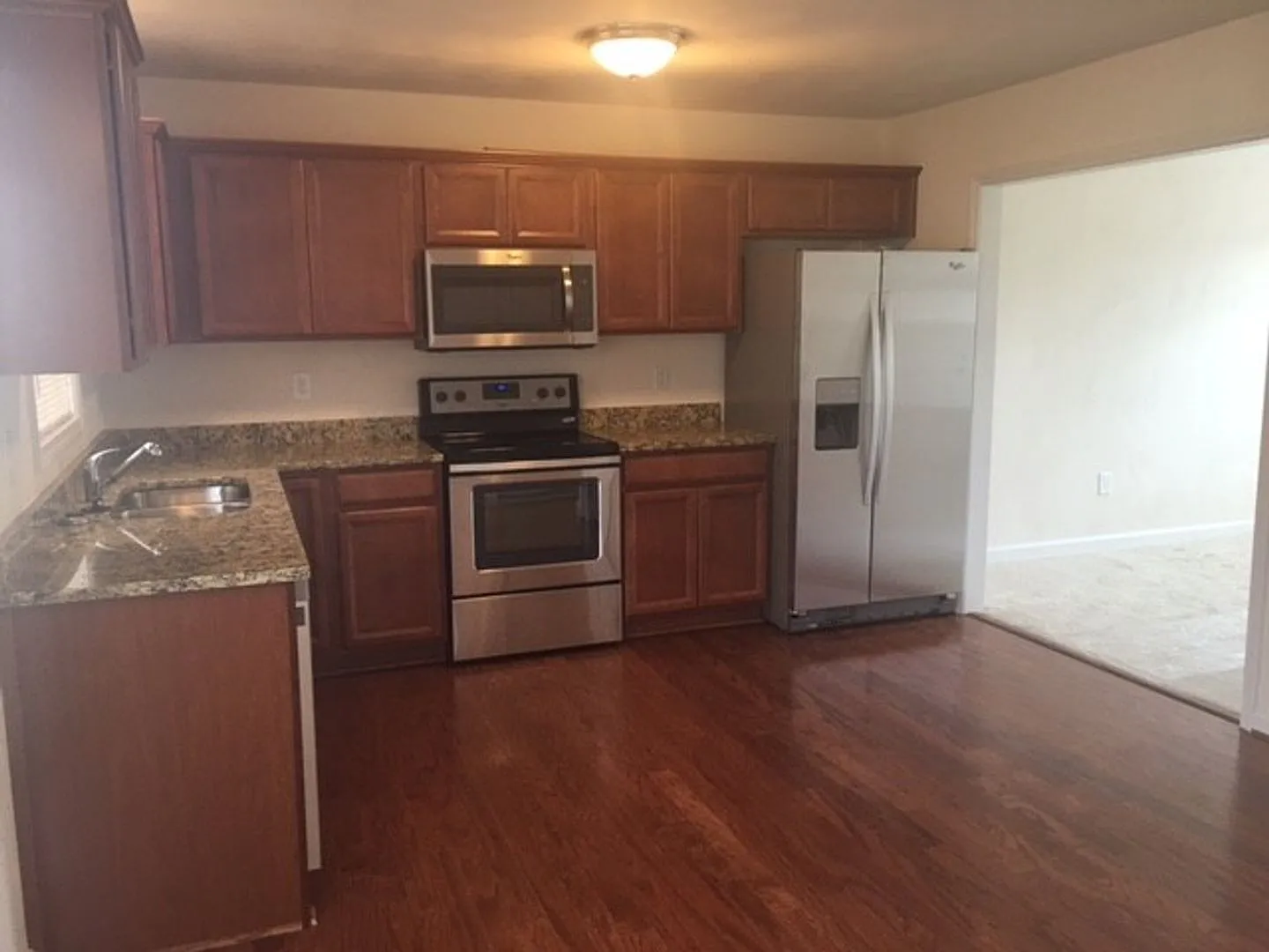 3 Bedroom 2.5 Half Bath House with 1 car garage — Photo 4