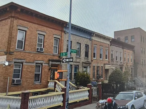 2724 Clarendon Road image 3 of 10