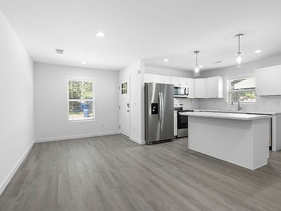 3rd image of 620 Buncombe St