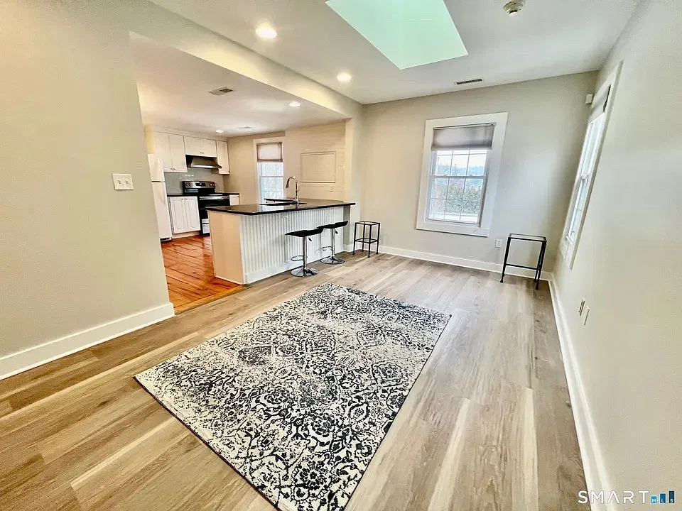 1 bed, 1800 sqft, $2,200 — Photo 4