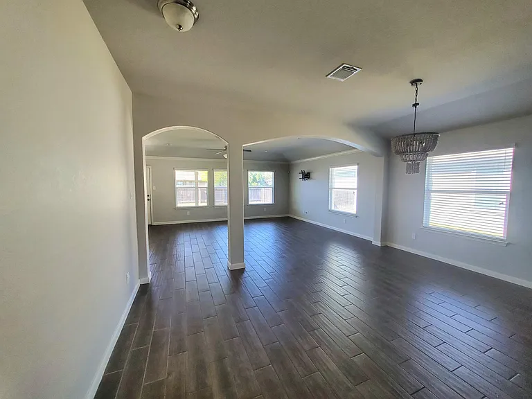 945 Cypress Ml — Photo 4