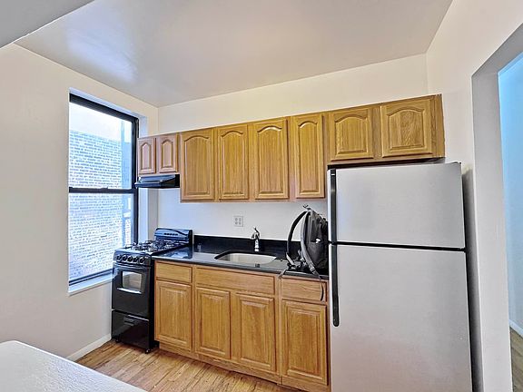 5th image of 342 E 15th St APT 6