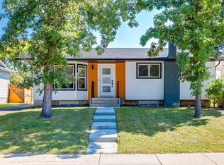 392 W Cantrell Dr SW, Calgary, AB T2W 2E4