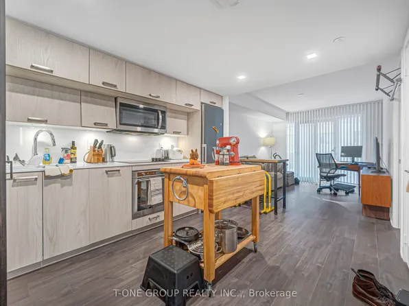 50 McCaul St #513, Toronto, ON M5T 0B6