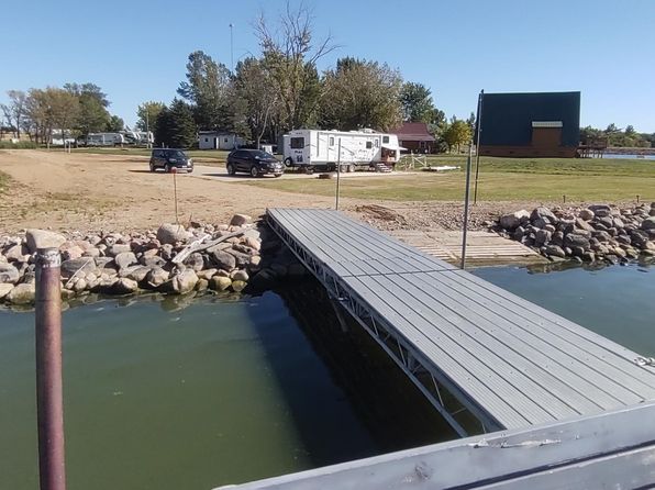 636 W Lakeshore Dr, Waubay, SD 57273