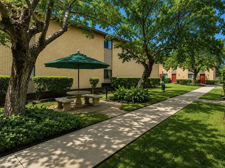 Valley Creek Apartments — Photo 9