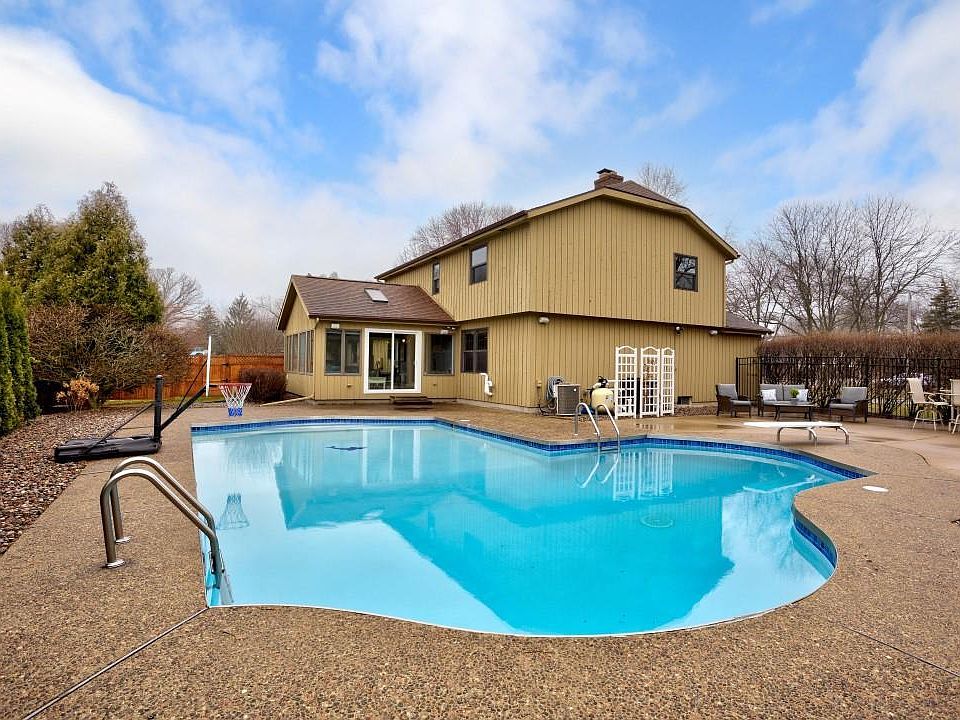 1st image of 1031 Woodland Pl