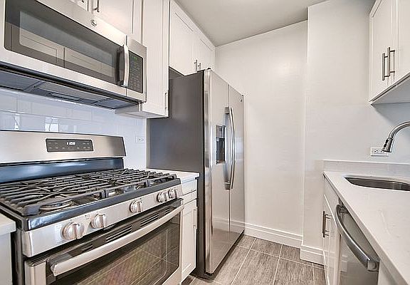 4th image of 225 E 95th St #C2k