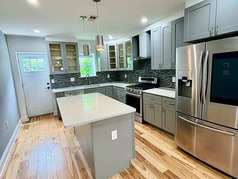 640 Emily St — Photo 3