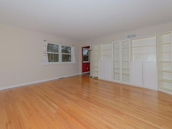 5th image of 8677 Goldfinch Cir