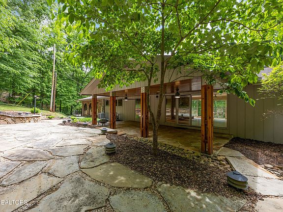 48th image of 3521 Montlake Dr