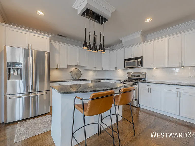 2033 W Superior St #4W — Photo 5