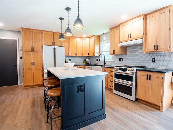 4th image of 901 Juniper Dr