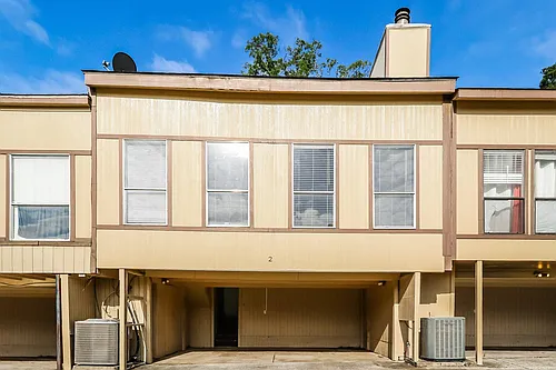 2 Lakeway St Photo 1