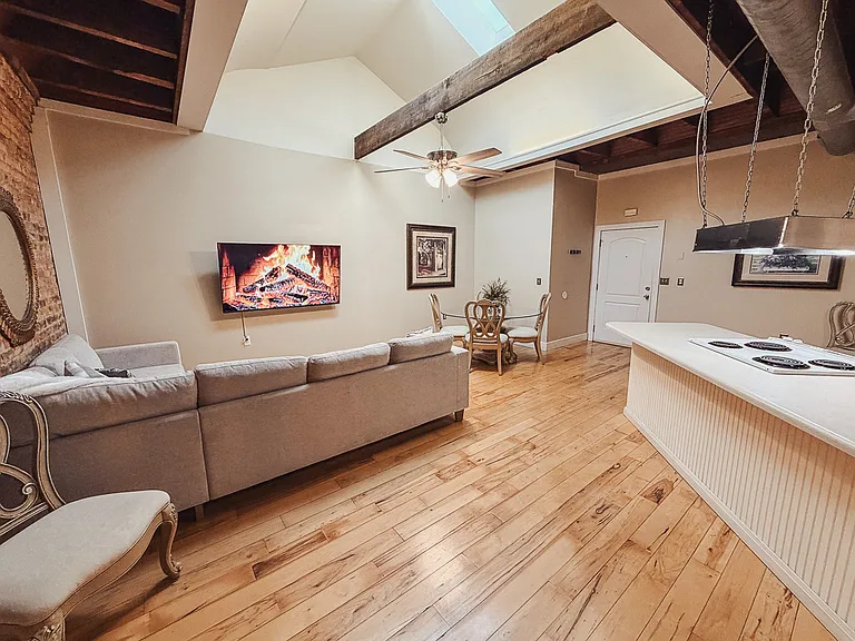 103 Court Sq #6 — Photo 16
