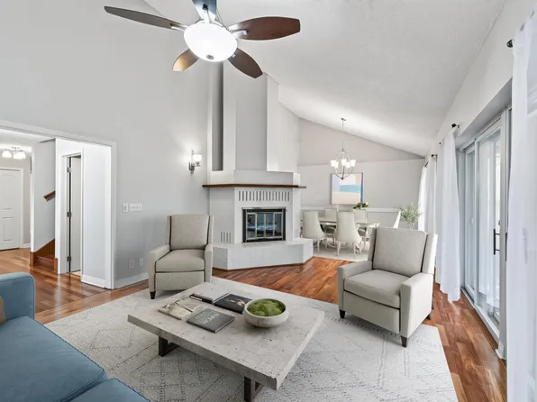 2420 Simpson St, Roseville, MN 55113