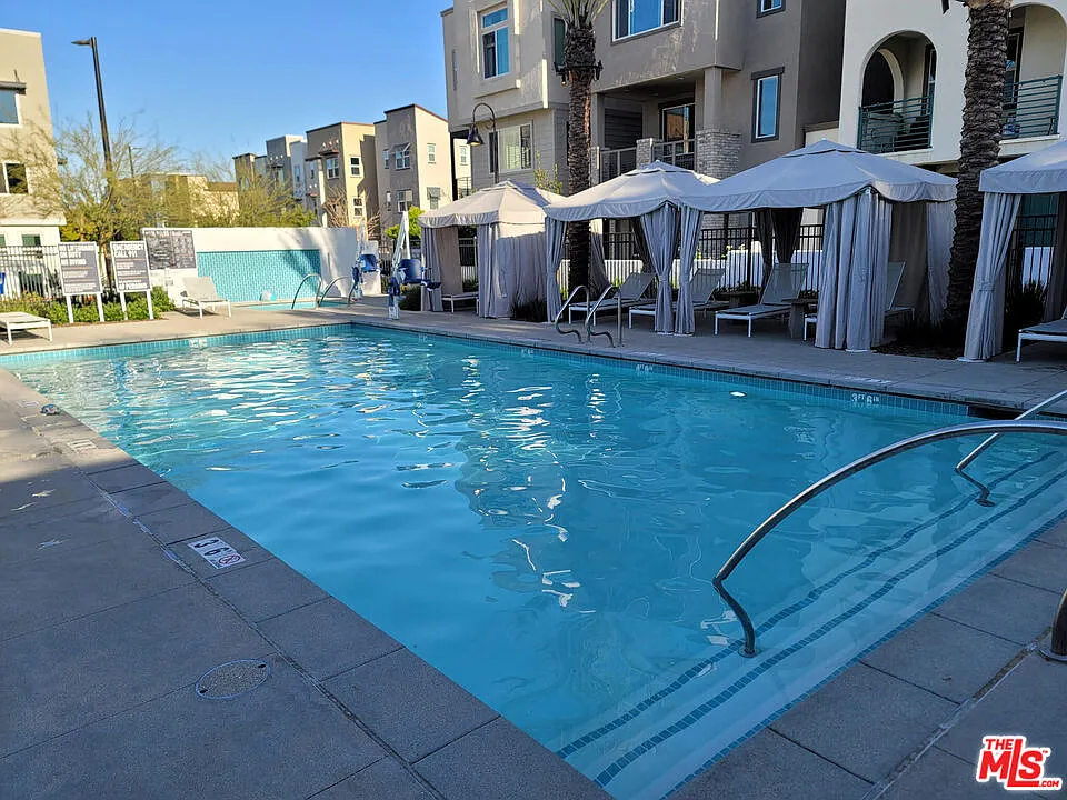 4 bed, 3.0 bath, 2355 sqft, $5,950 — Photo 3