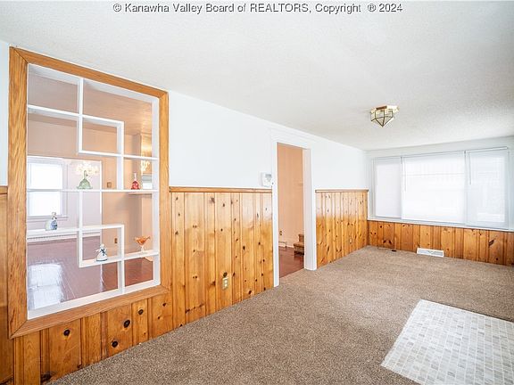 3rd image of 935 Somerset Dr