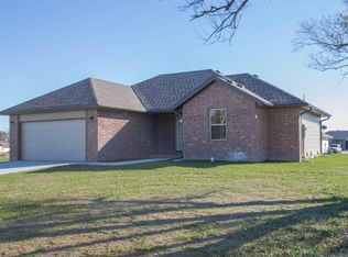 107 E Cherokee St, Strafford, MO 65757