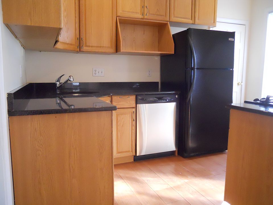 Nice cabinets & granite 