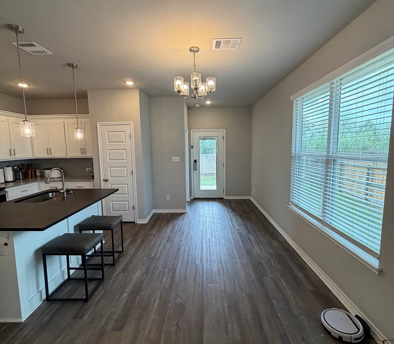 3 bed, 1313 sqft, $2,100 — Photo 2
