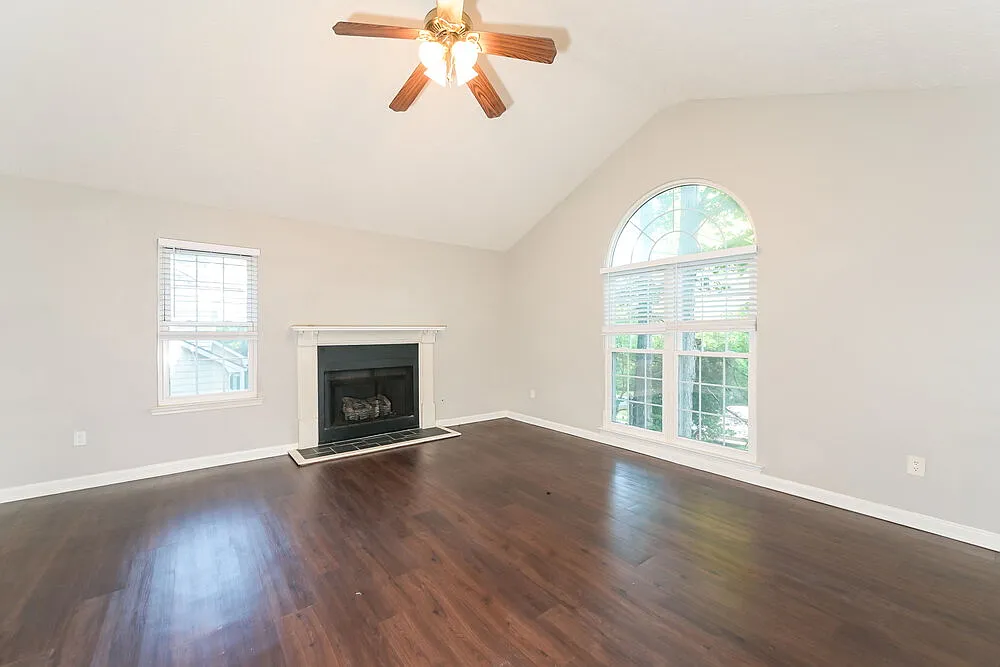 3 bed, 2.0 bath, 1832 sqft, $2,200 — Photo 4