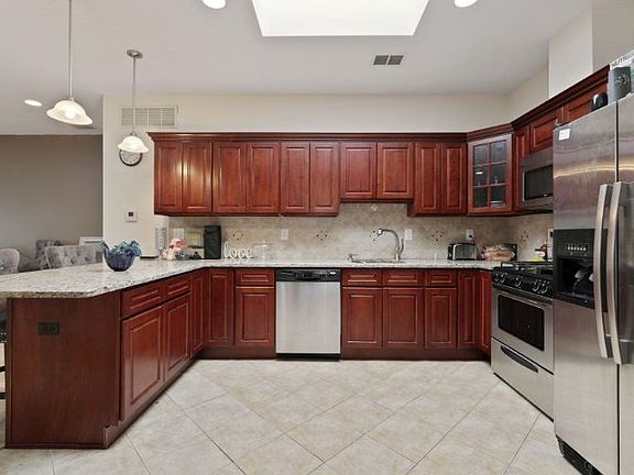 4th image of 39 Wright Ave