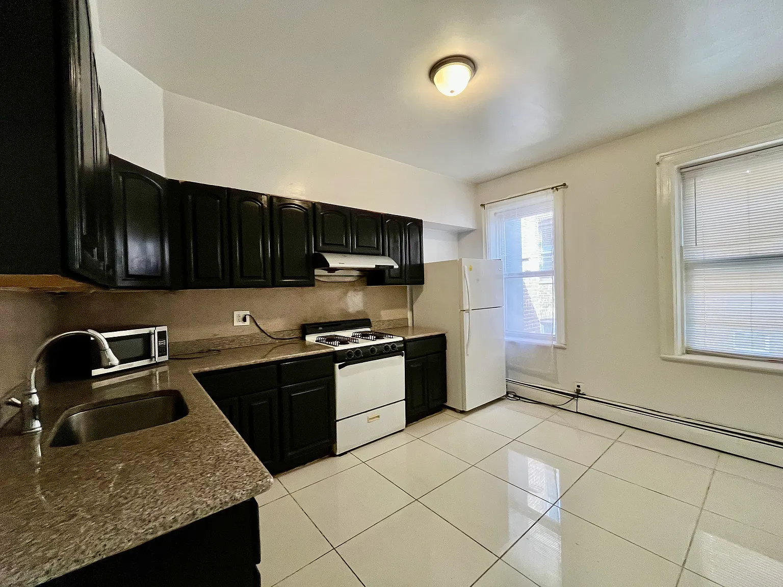 2 bed, 900 sqft, $2,200 — Photo 3