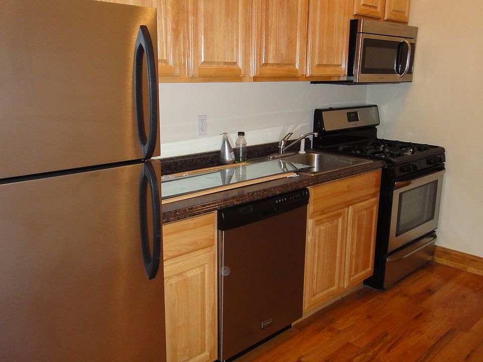 2nd image of 889 Manhattan Ave APT 2R