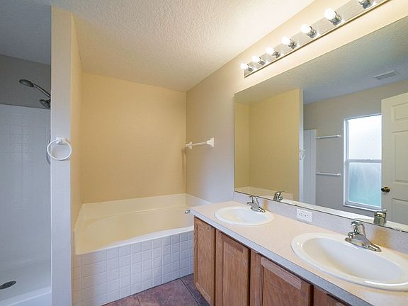 4th image of 702 Cypress Oak Cir