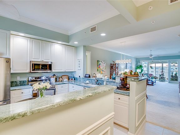 4th image of 8 Harbour Isle Dr #Penthouse 04
