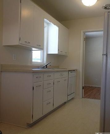 4th image of 1322 Oak St W