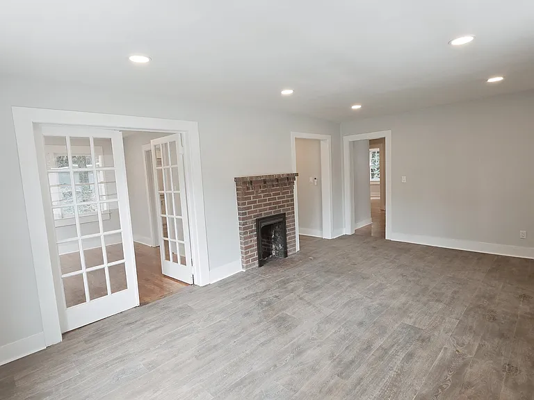338 S Locust Ave — Photo 4