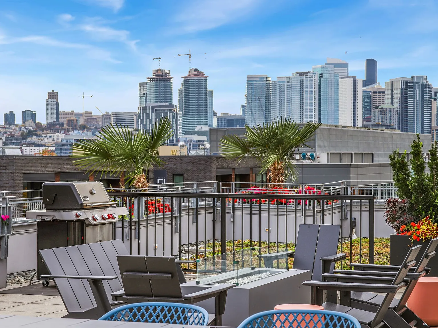 Welcome to Dexter Hayes! Modern convenience with exceptional views! — Photo 4