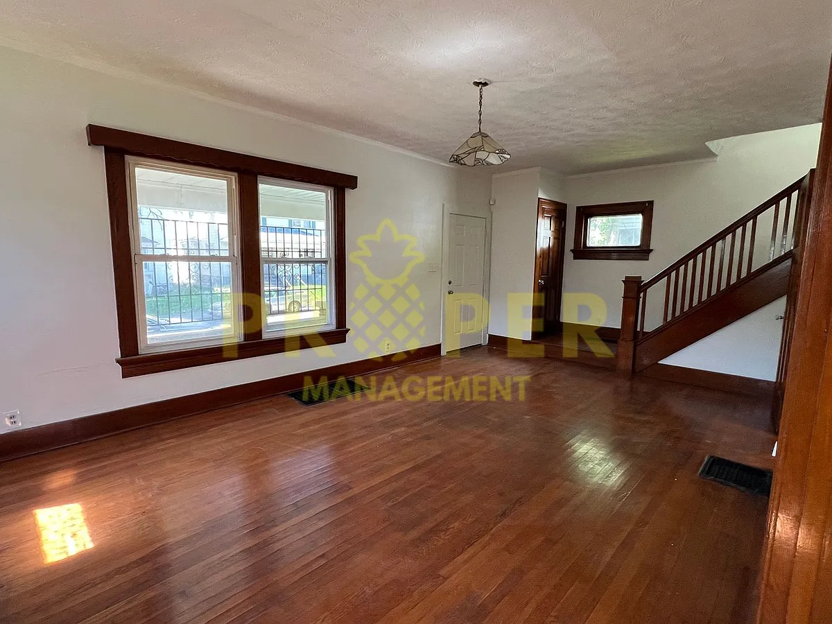 Building Photo - 39 E Maplewood Ave