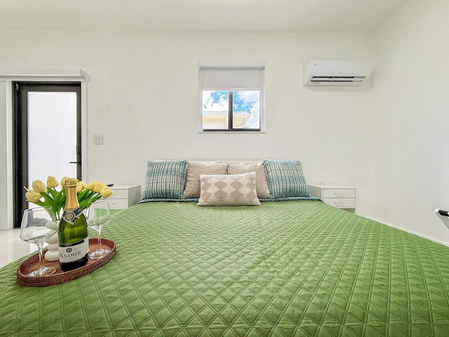 1 bed, 1.0 bath, 495 sqft, $2,447 — Photo 2