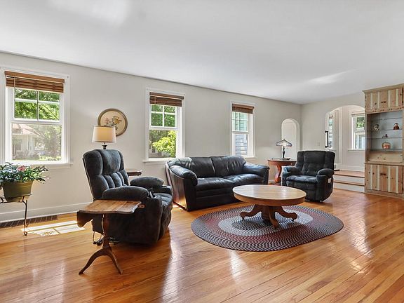 2nd image of 1133 Racine STREET