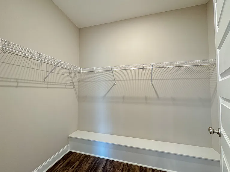 211 Silverthorn Dr — Photo 15