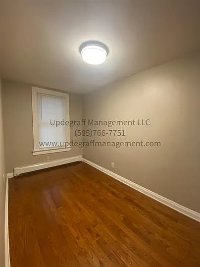 521 Oxford St — Photo 20